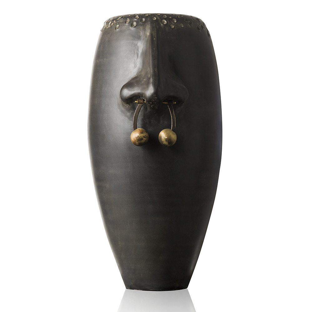 Vaso in ceramica con naso tutto tornito e modellato a mano con piercing in metallo e ottone naturale 
